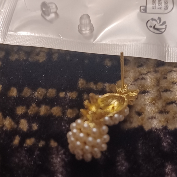 4/$40 New Faux Pearl Pineapple Design Stud Earrings - Picture 3 of 7